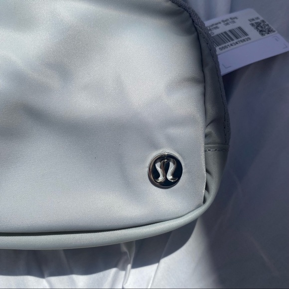 Lululemon Belt Bag Silver Drop NWT - Picture 2 of 4